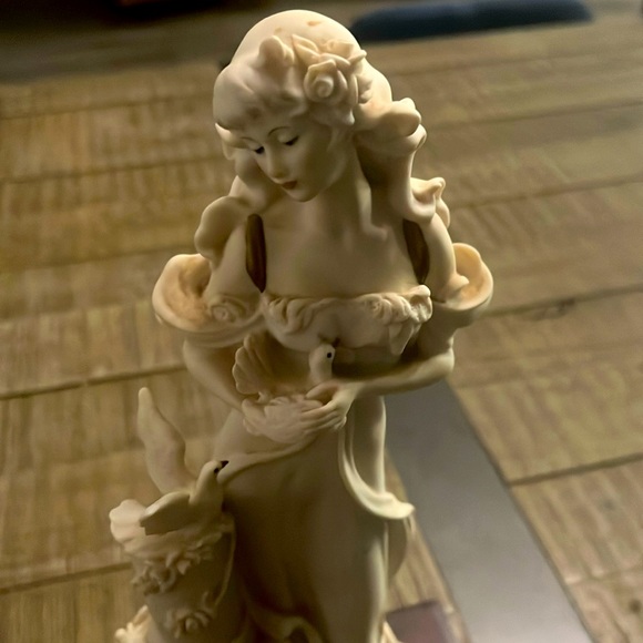 Giuseppe Armani Figure Figurine Statue Sculpture "Lady with Doves" Italy 14". - Picture 1 of 9